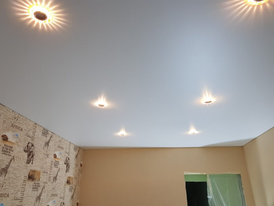 Сатиновый потолок в детской