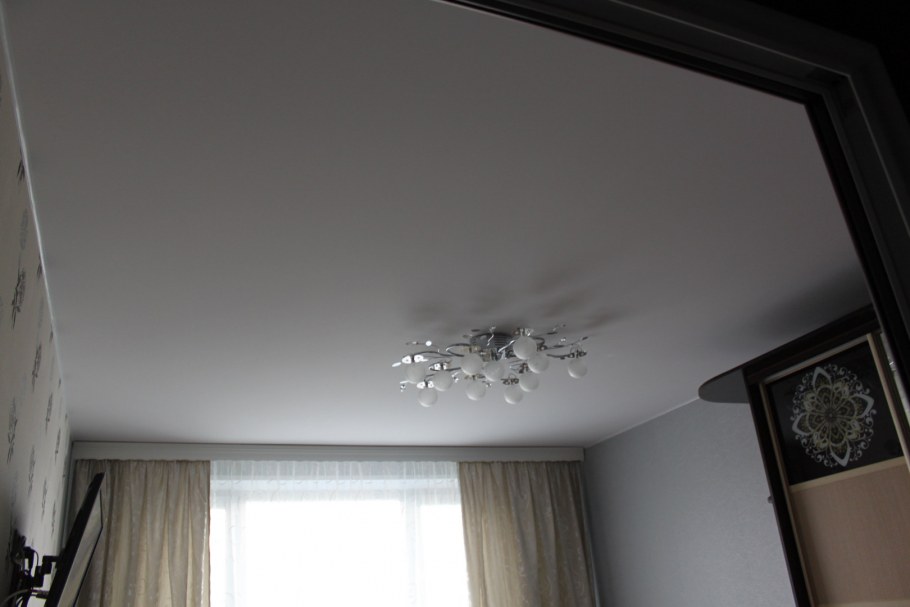 Матовый натяжной потолок м110