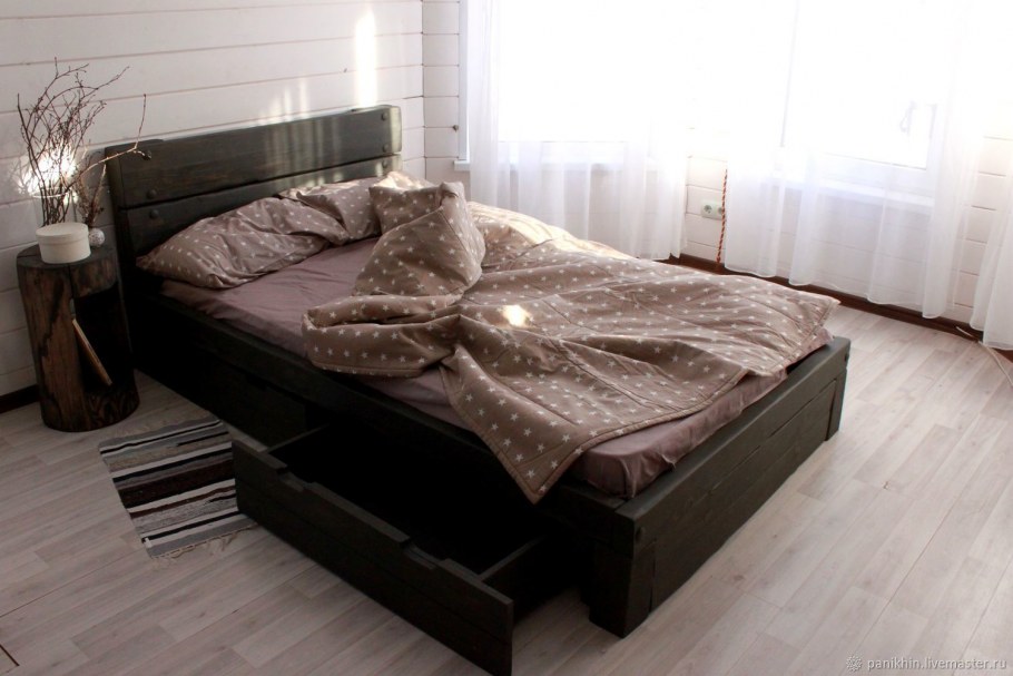 Кровать темное дерево