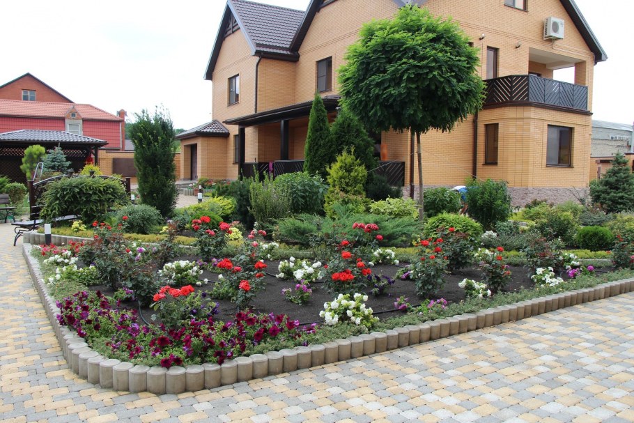 Дворик возле дома