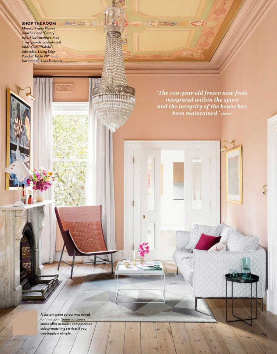 Гостиная в персиковых и белых тонах