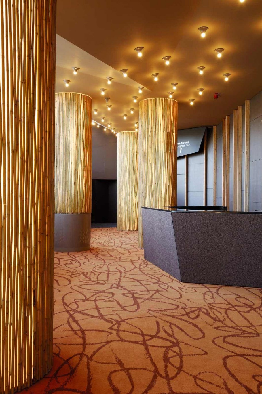 Деревянные колонны в интерьере