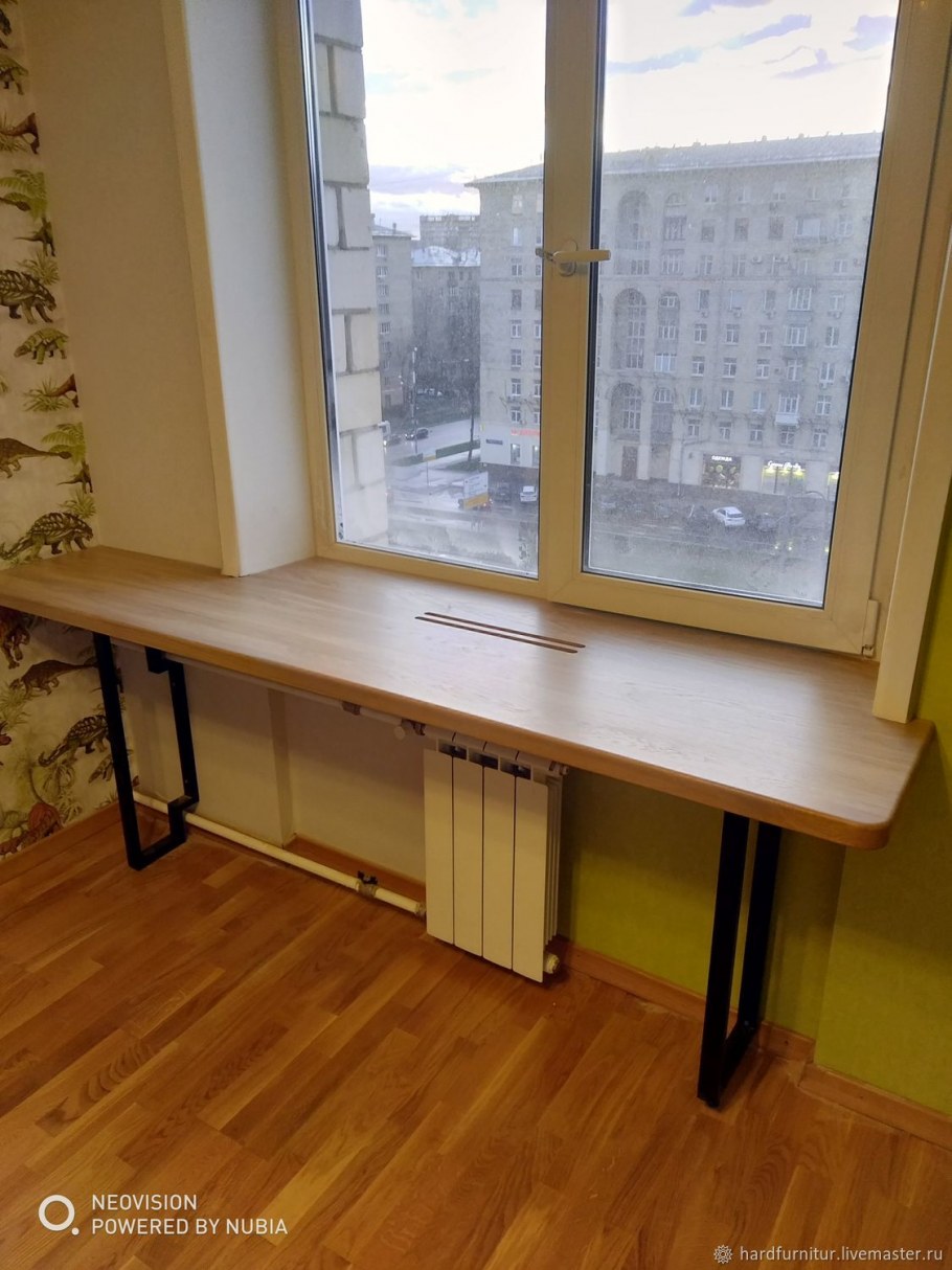 Письменный стол у окна в детской