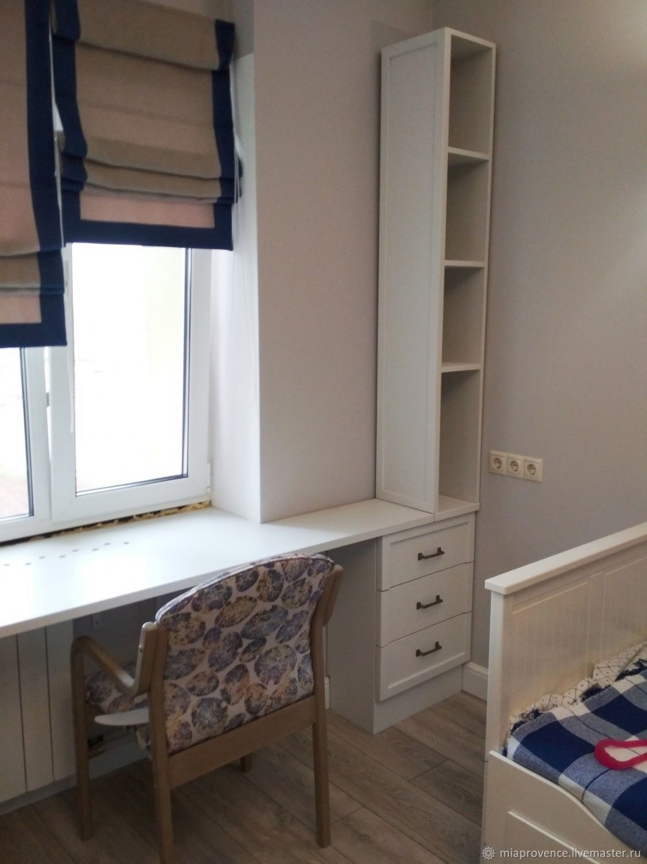 Столешница у окна в детской
