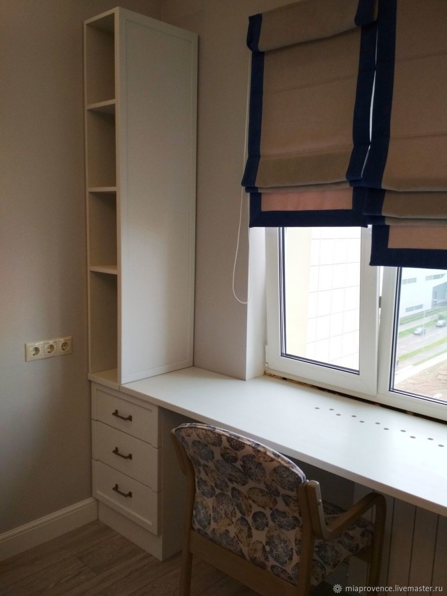 Письменный стол у окна