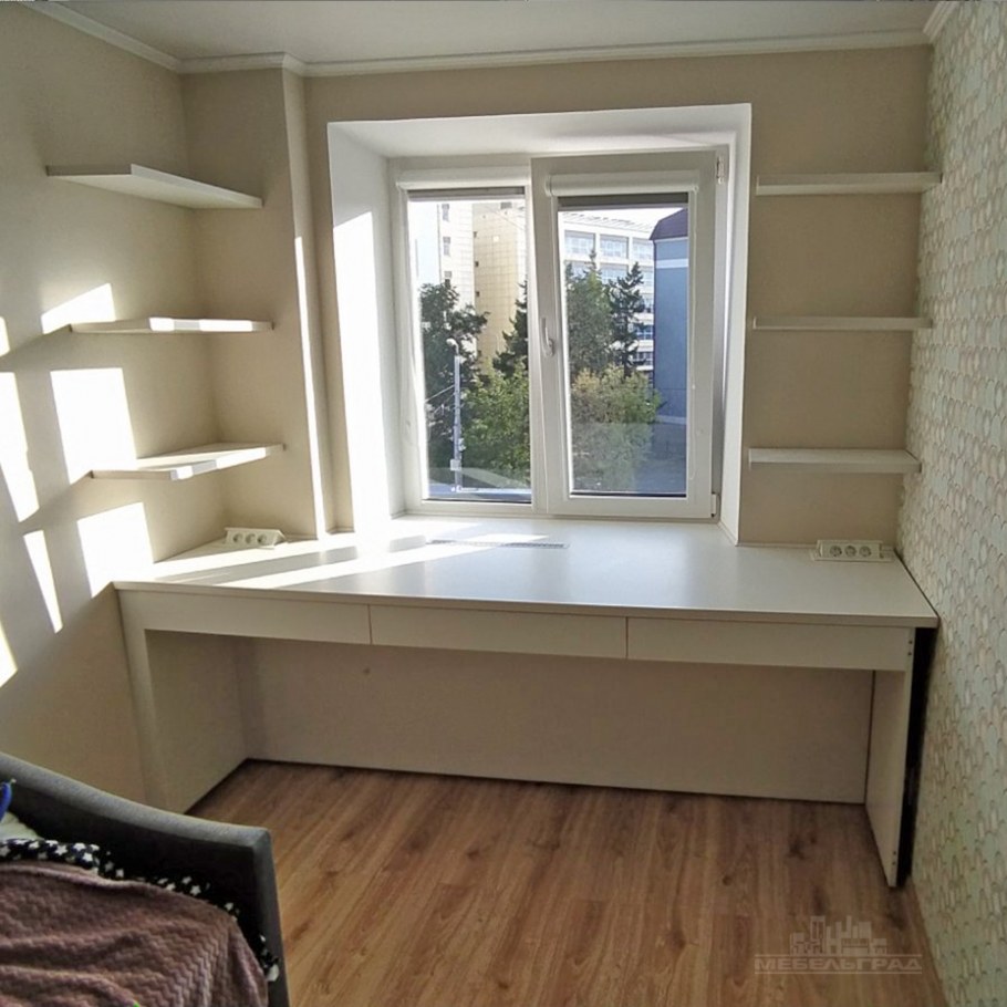 Компьютерный стол на лоджии