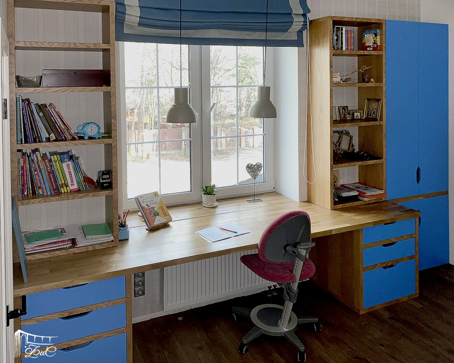 Стол-подоконник в детской