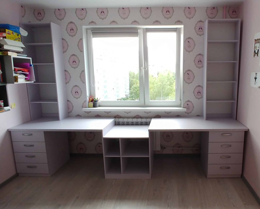 Стеллажи у окна в детской