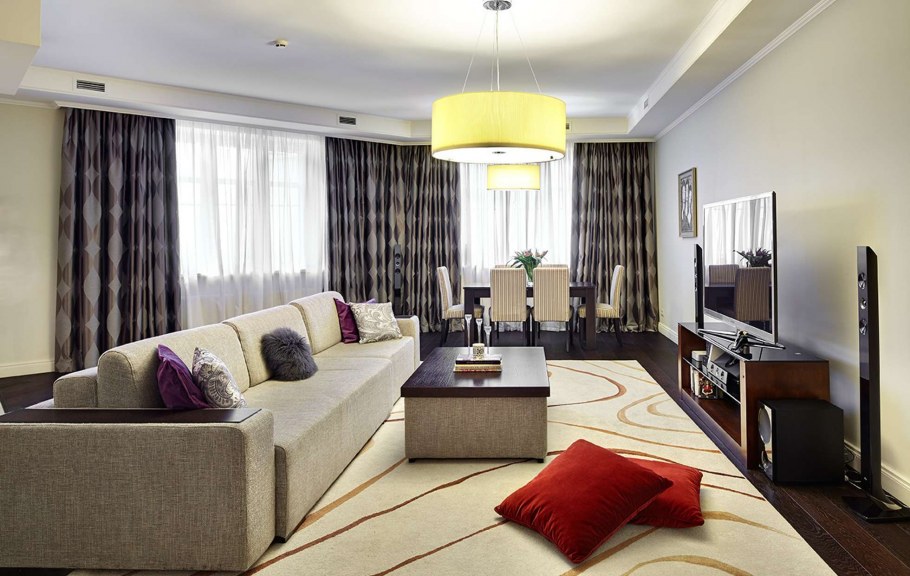 Гостиная с двумя окнами