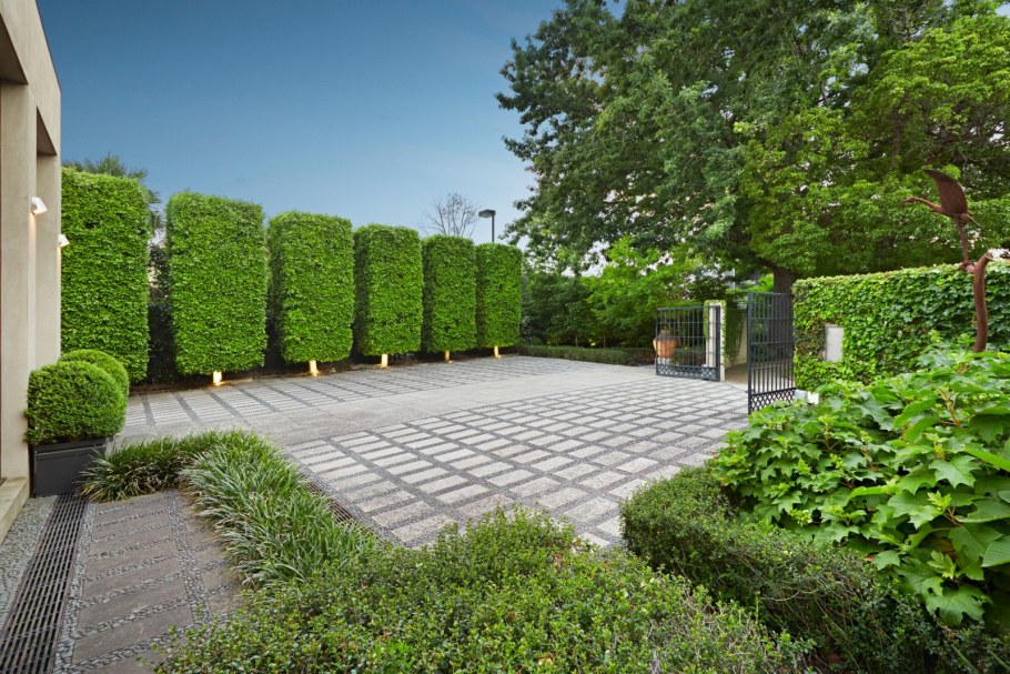 Английский сад зеленая изгородь