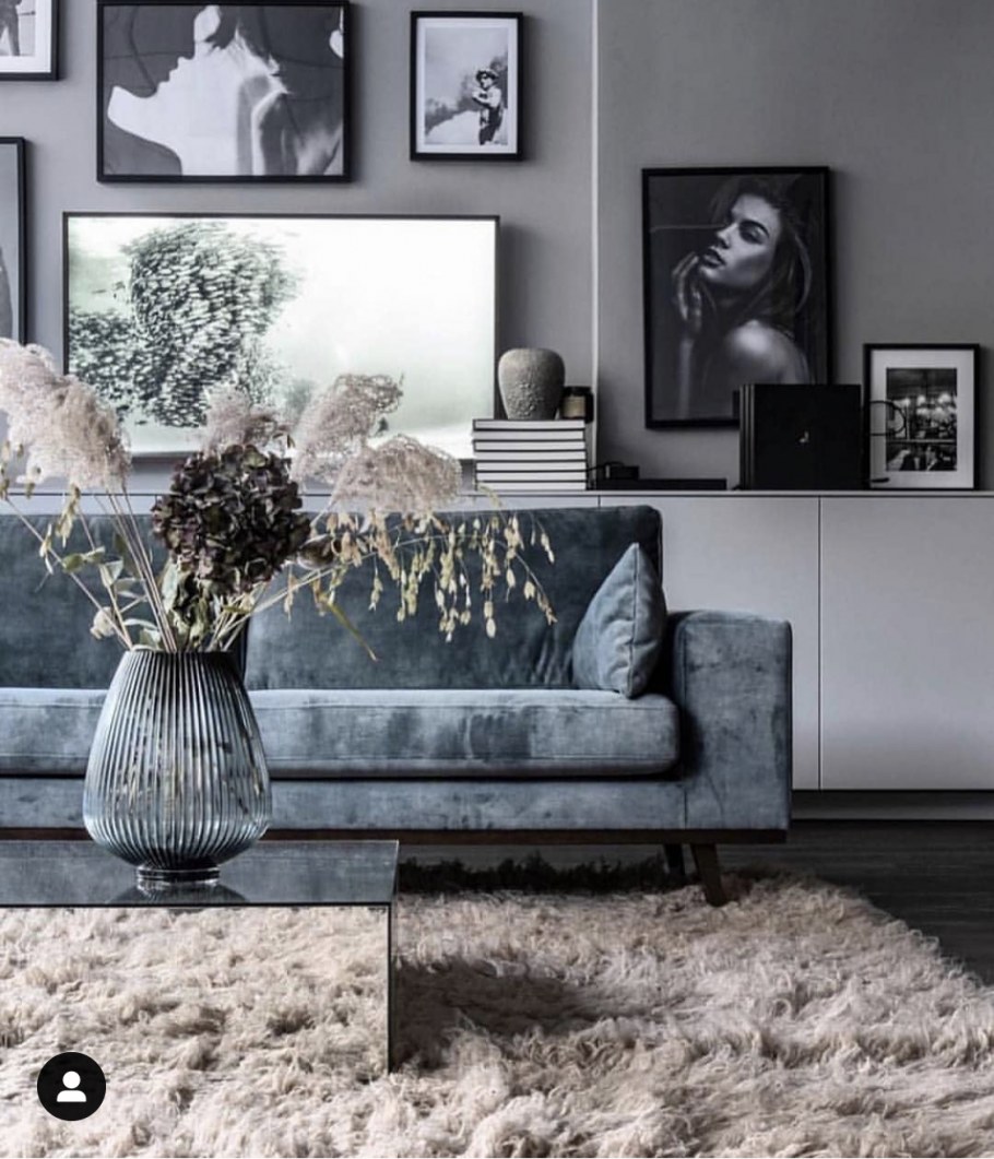 Картины в сером интерьере