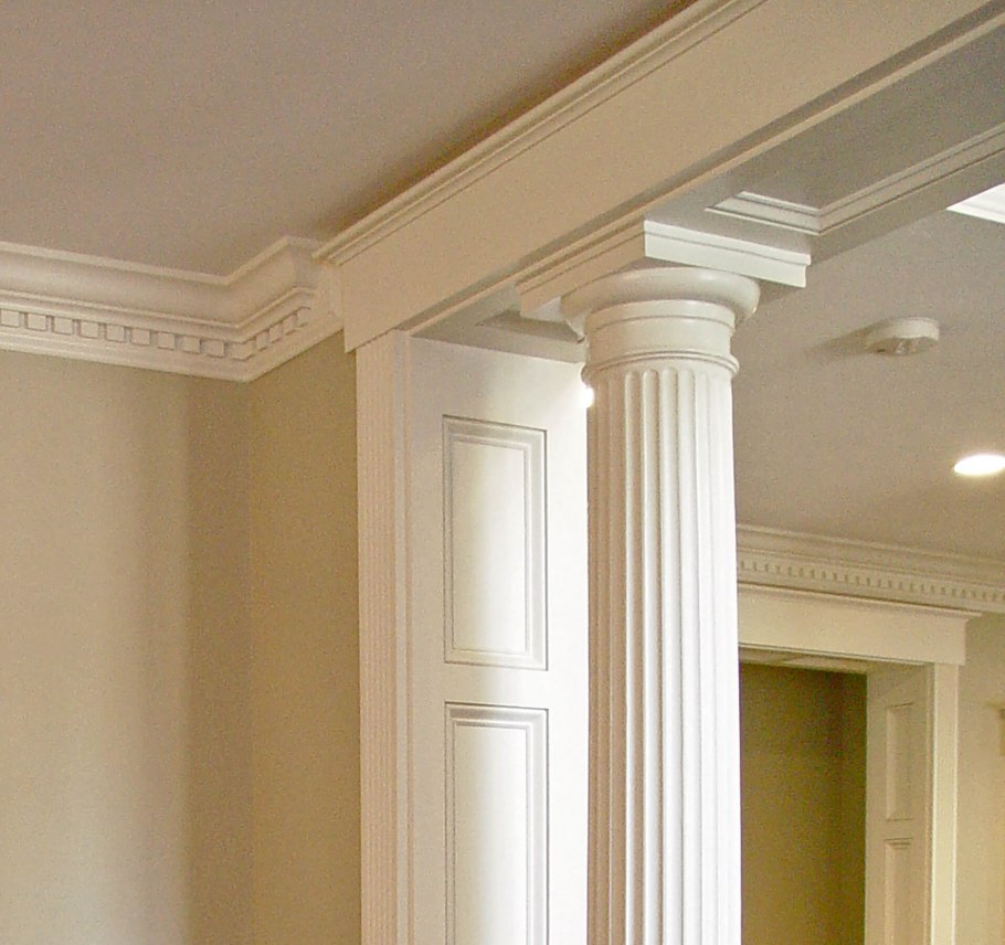 Круглая колонна в интерьере