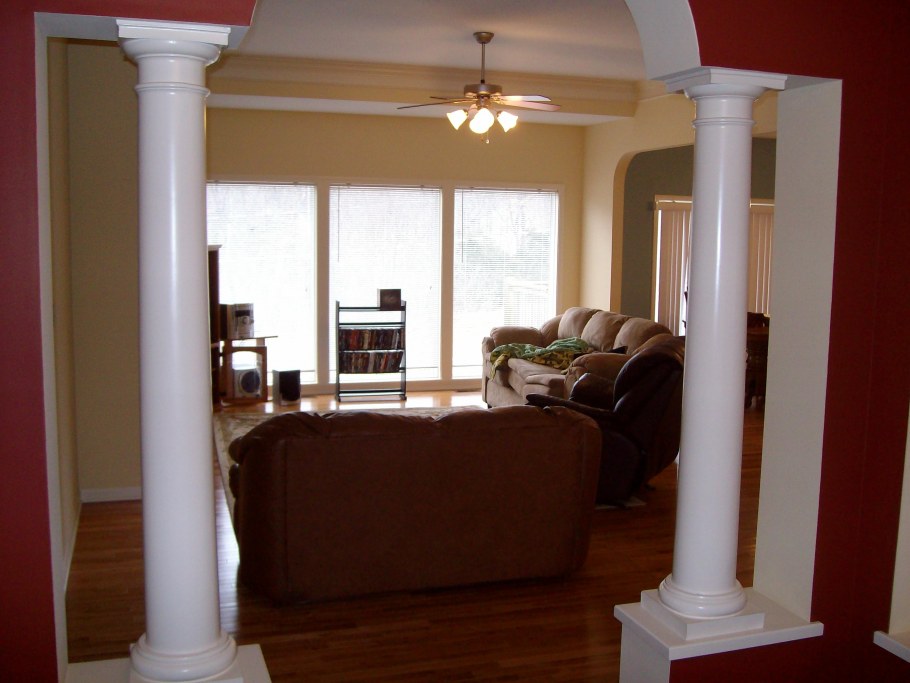 Металлические колонны в интерьере