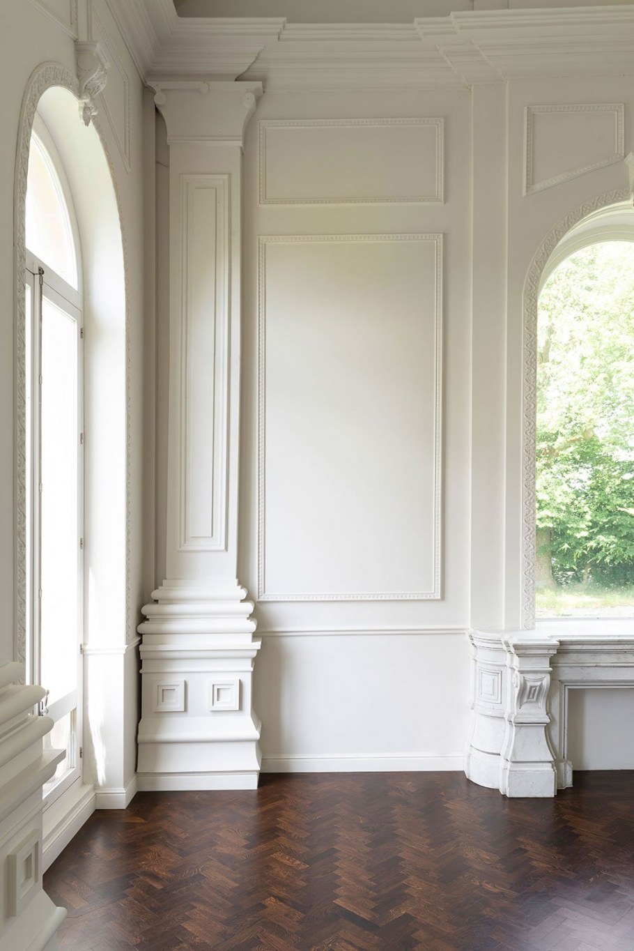 Колонны в интерьере гостиной