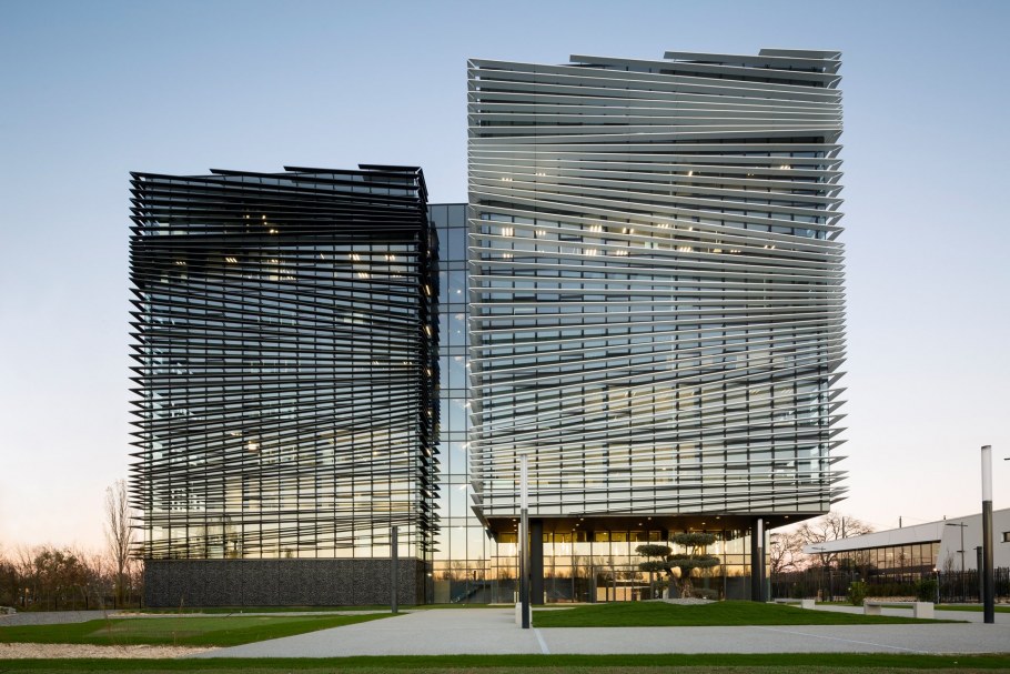 Стеклянное здание