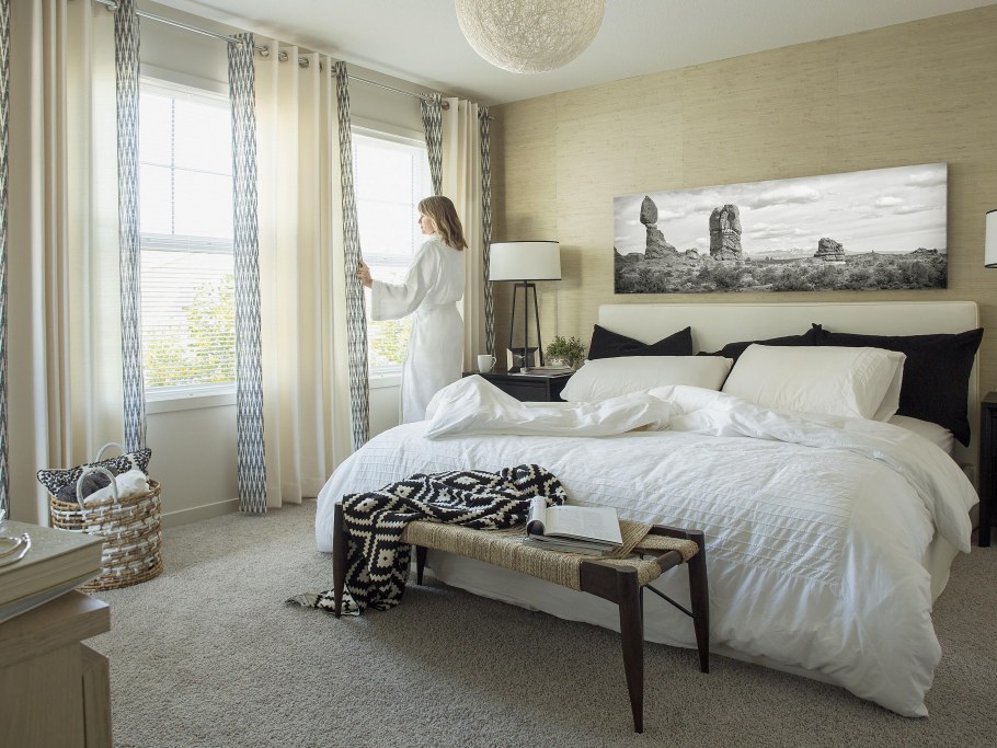 Уютная современная спальня