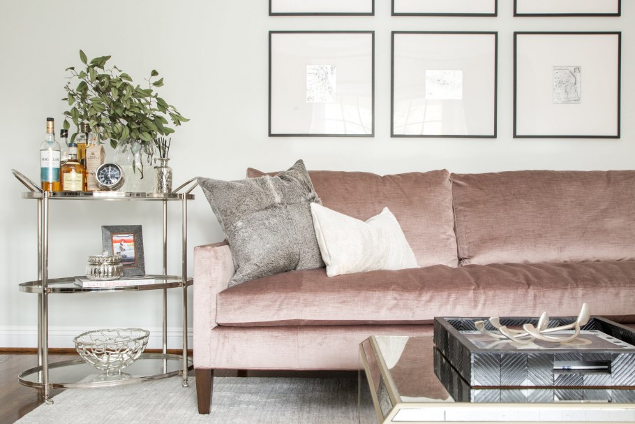 Розовый диван в интерьере