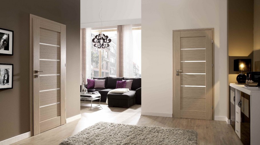 Серые стены белые двери