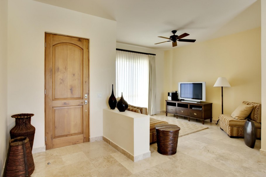 Прихожая с белыми дверями