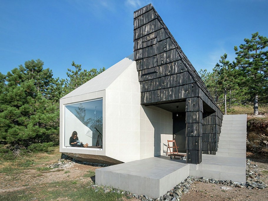 Дом на небольшом склоне