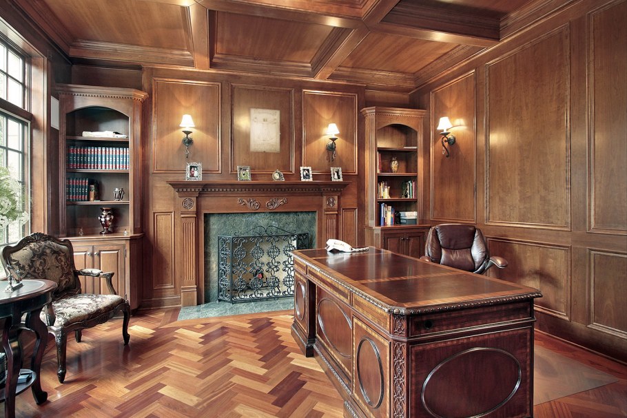 Кабинет с деревянной отделкой