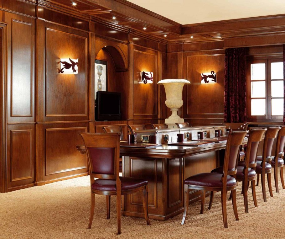 Кабинет с деревянной отделкой