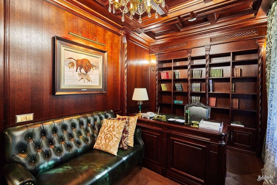 Кабинет с деревянными панелями