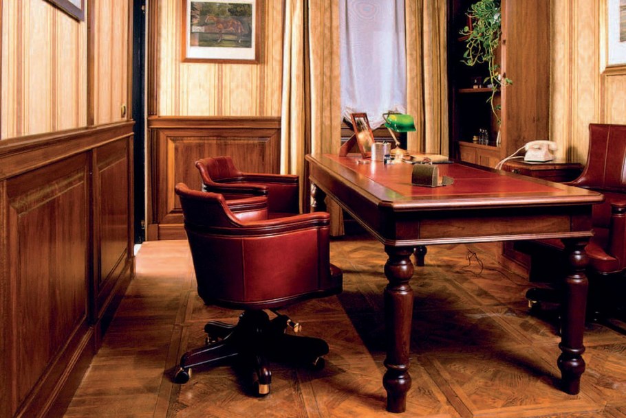 Кабинет с деревянными панелями