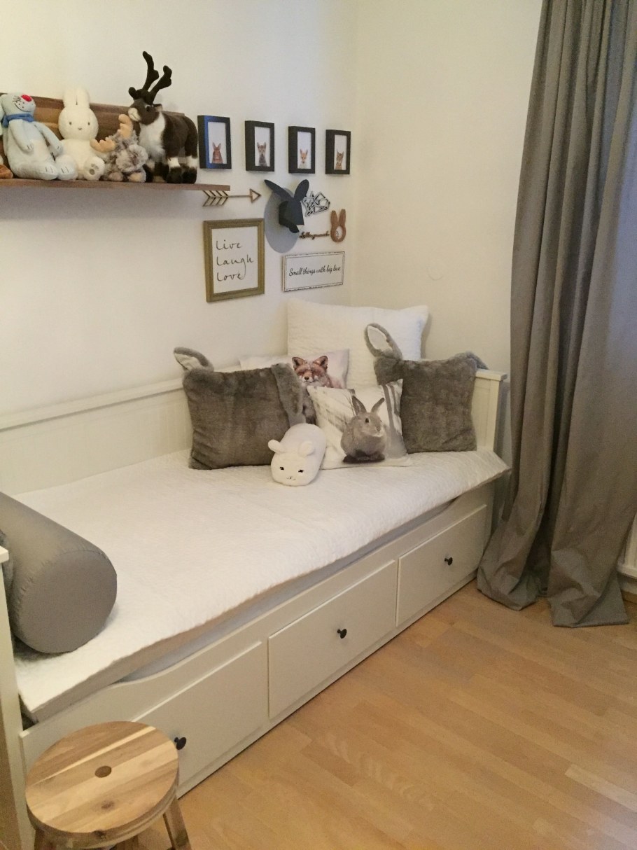 Кушетка ХЕМНЭС икеа в интерьере спальни