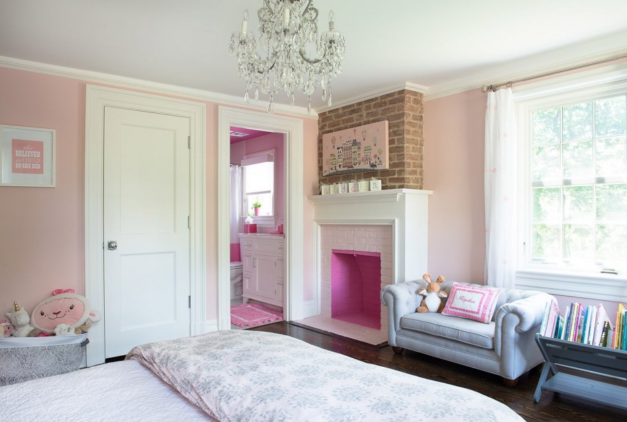 Белые двери розовые стены