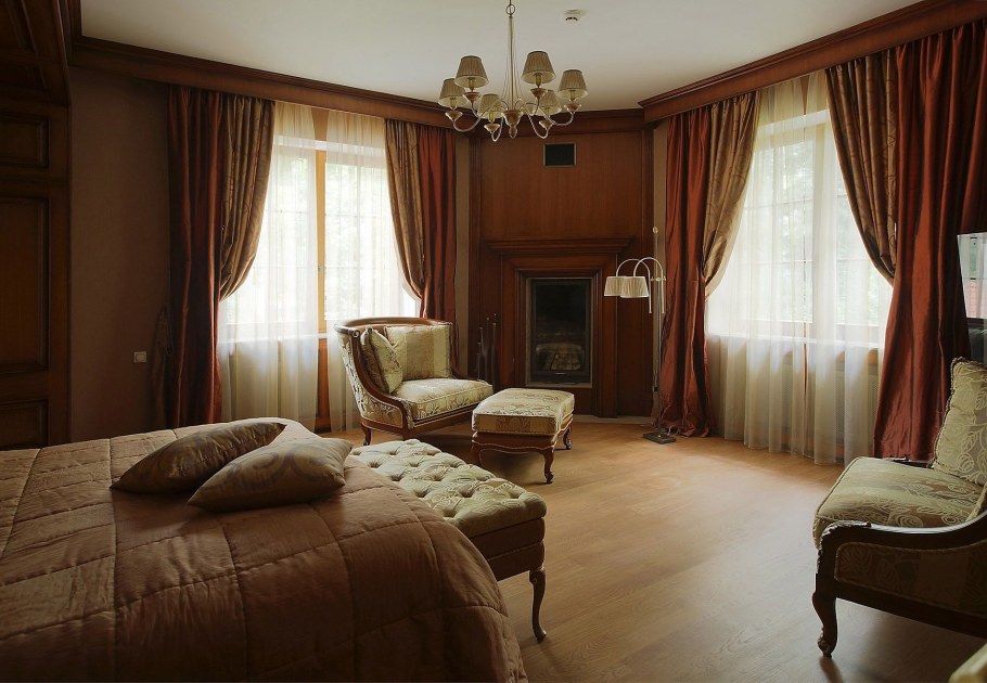 Обои в полоску в спальне