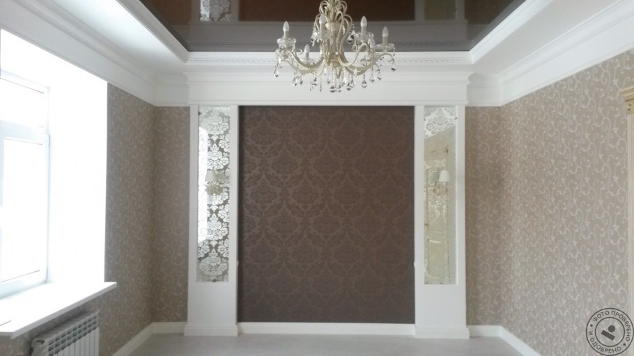 Вставка из обоев от потолка