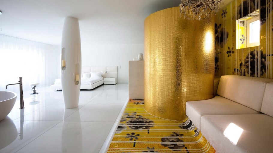 Золотой цвет в интерьере гостиной