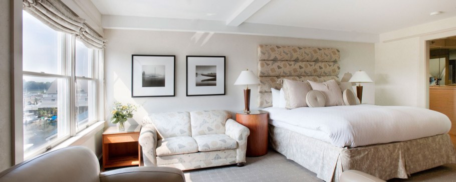 Спальня с диваном и кроватью охра