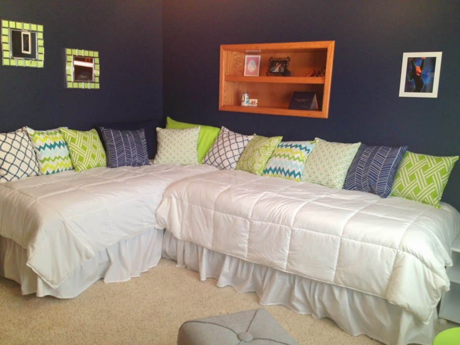 Спальня для взрослых с диваном