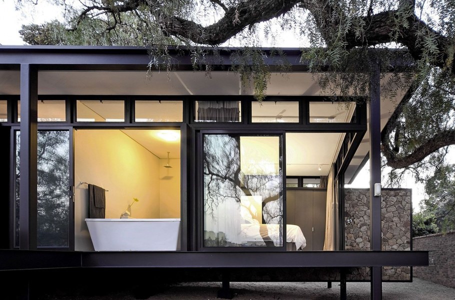 Домик на металлическом каркасе