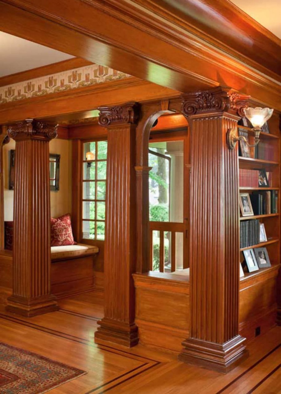 Деревянные колонны в интерьере