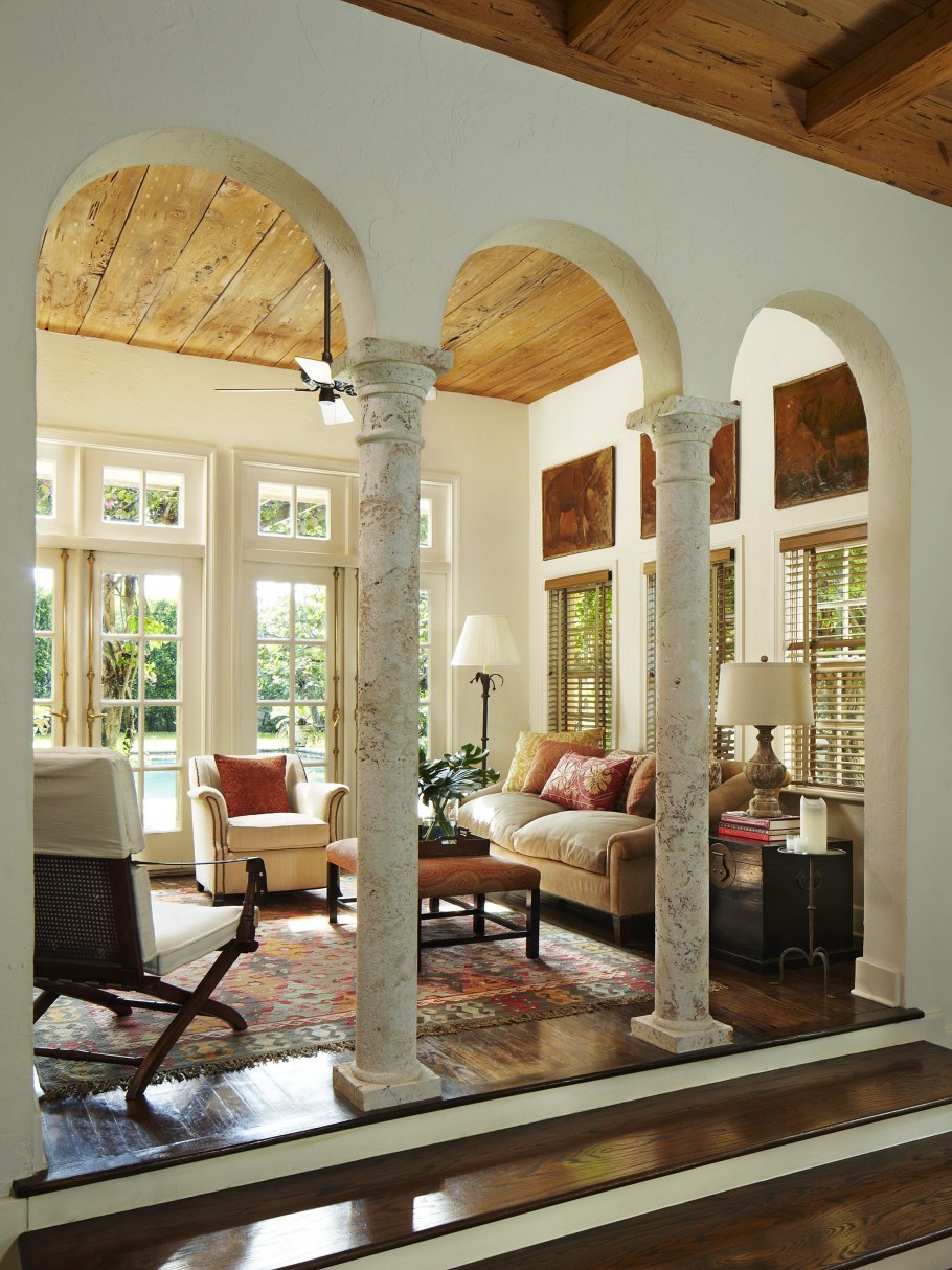 Гостиная столовая с колоннами