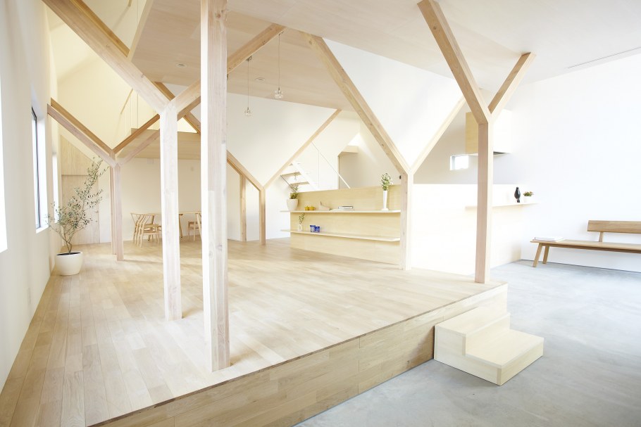 Деревянные колонны в интерьере