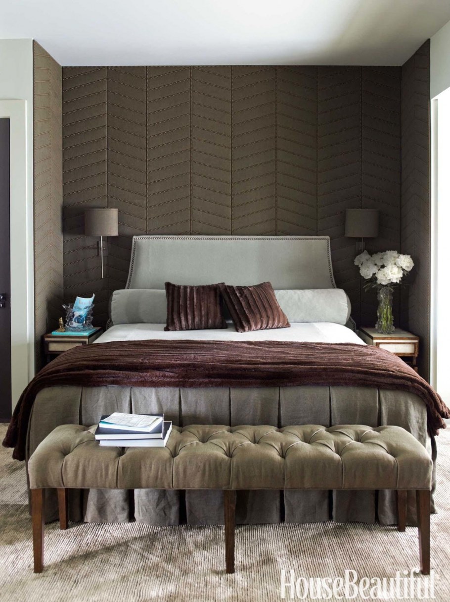 Спальня с коричневой кроватью