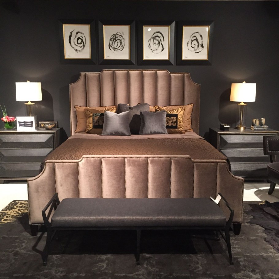 Спальня с темной мебелью