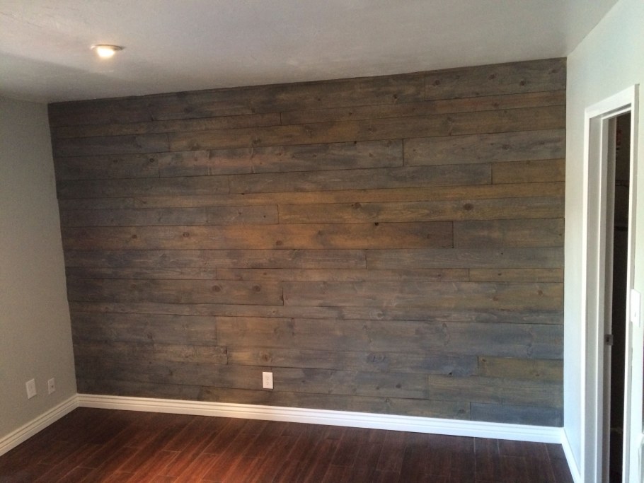 Керамогранит под дерево в гостиной