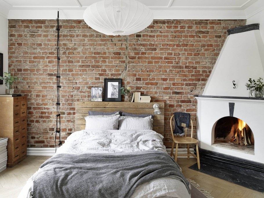 Спальня в скандинавском стиле с кирпичной стеной