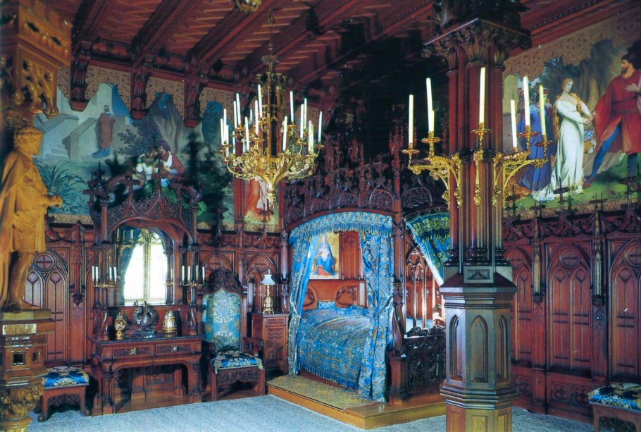 Прихожая в замковом стиле