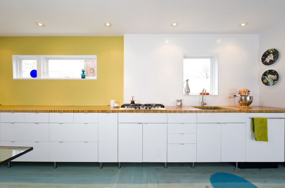 Белая кухня без верхних шкафов