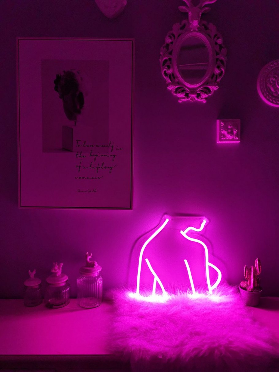 Комната с неоновой подсветкой