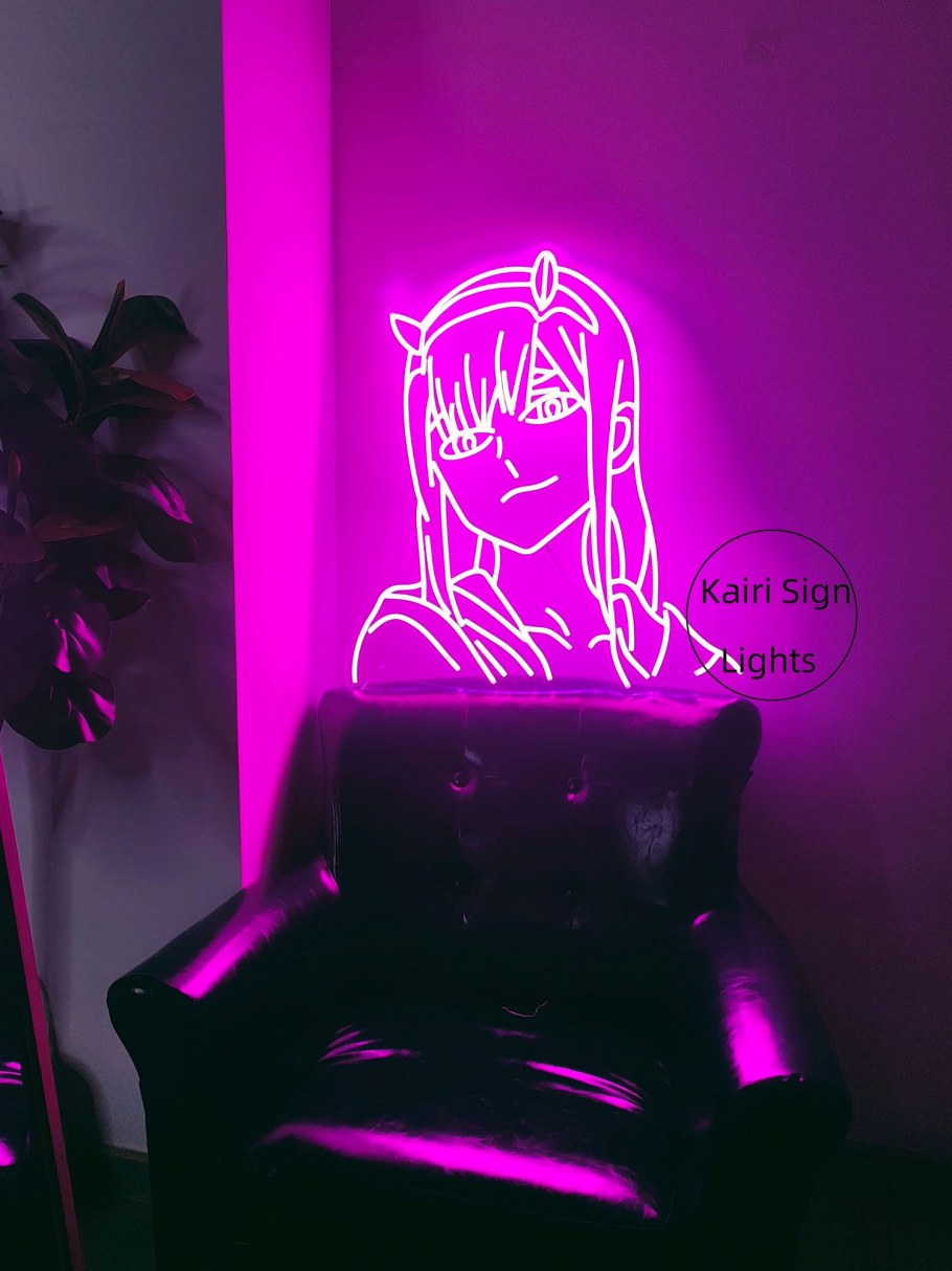 Неоновые вывески в интерьере комнаты подростка