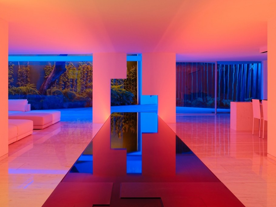 Неоновая комната с бассейном