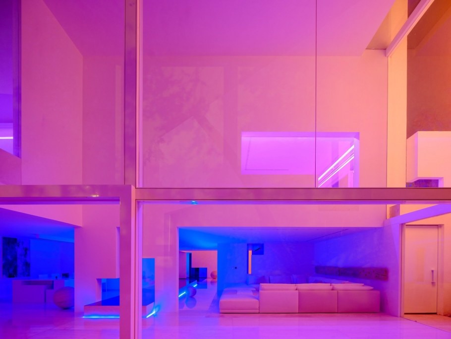Неоновая комната