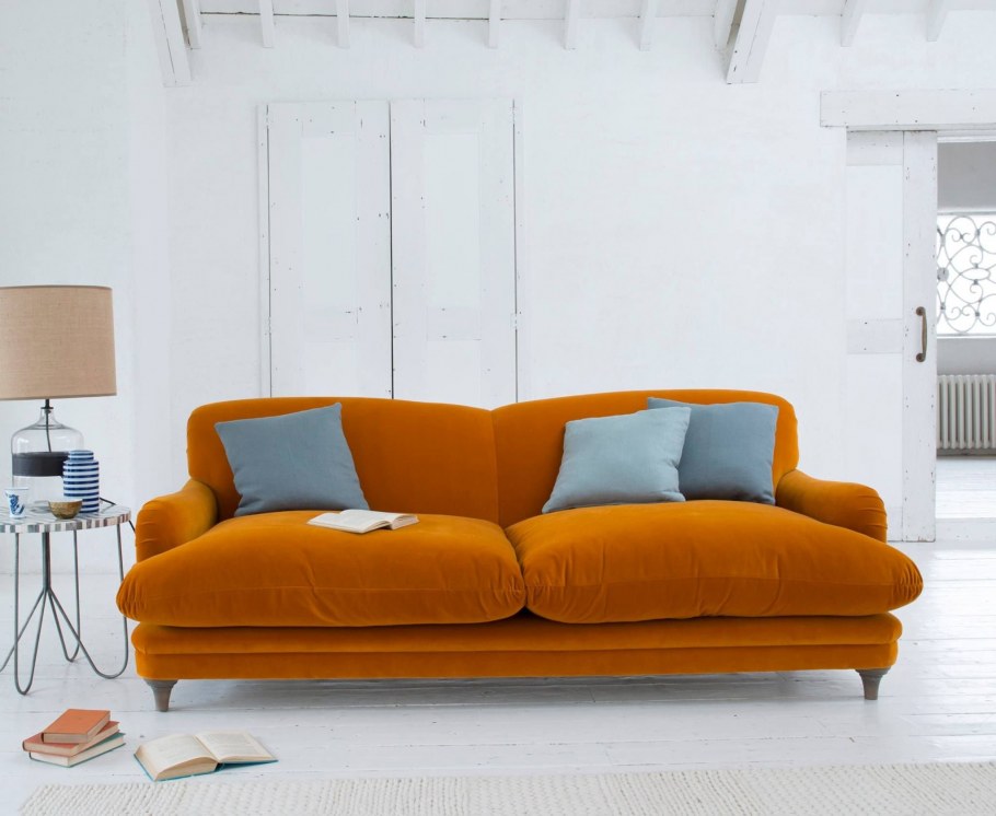 Оранжевый диван в интерьере гостиной сочетания